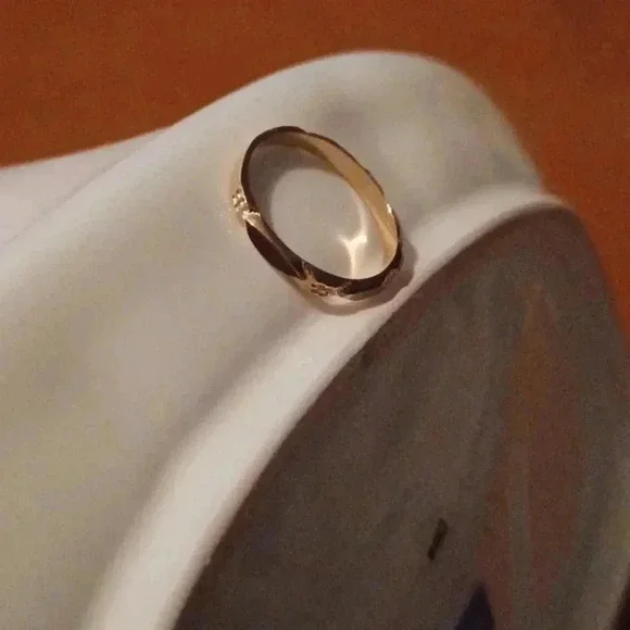New yellow tone wedding band - Picture 5 of 7